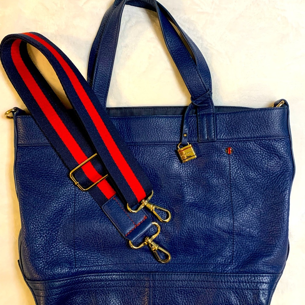Tommy Hilfiger transitional shoulder bag! Comes with strap; excellent condition
